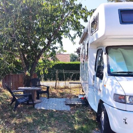 Charmant Camping-Car A La Campagne Labessiere-Candeil Exteriör bild