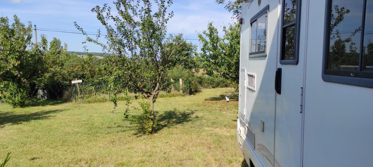 Charmant Camping-Car A La Campagne Labessiere-Candeil Exteriör bild