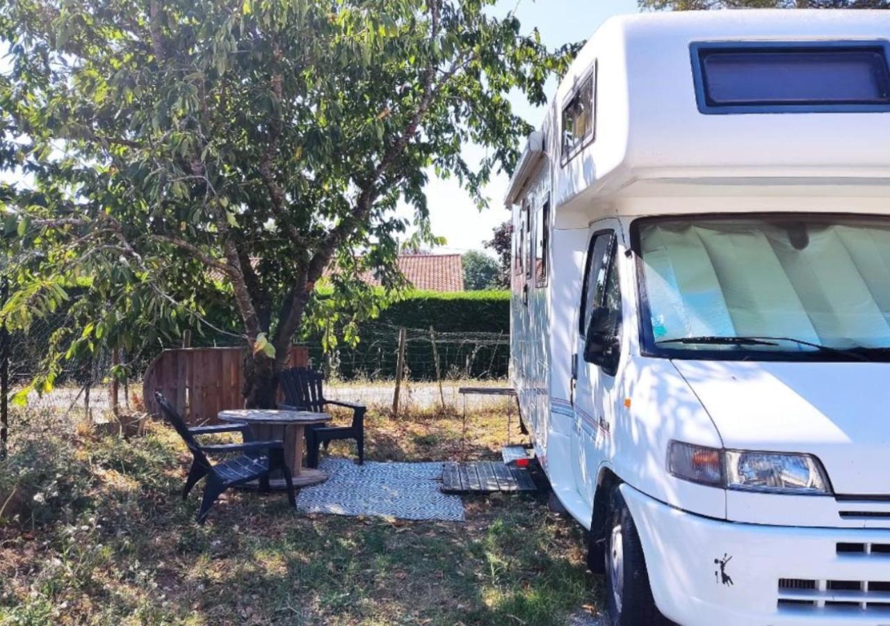 Charmant Camping-Car A La Campagne Labessiere-Candeil Exteriör bild